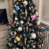 Künstlicher Weihnachtsbaum Silberkiefer mit Eiskristallen 180cm ist mit weißen, goldenen und farbigen Verzierungen geschmückt