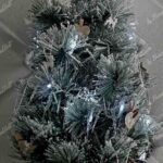 Künstlicher Weihnachtsbaum Mini-Kiefer mit Kunstschnee 60cm ist mit Holzverzierungen geschmückt