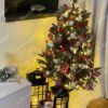 Künstlicher Weihnachtsbaum Nordische Fichte 120cm ist mit roten und weißen Dekorationen geschmückt