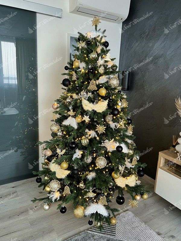 Umelý vianočný stromček 3D Smrek Horský 180cm,stromček je husto ozdobený zlatými, čiernymi a bielymi ozdobami