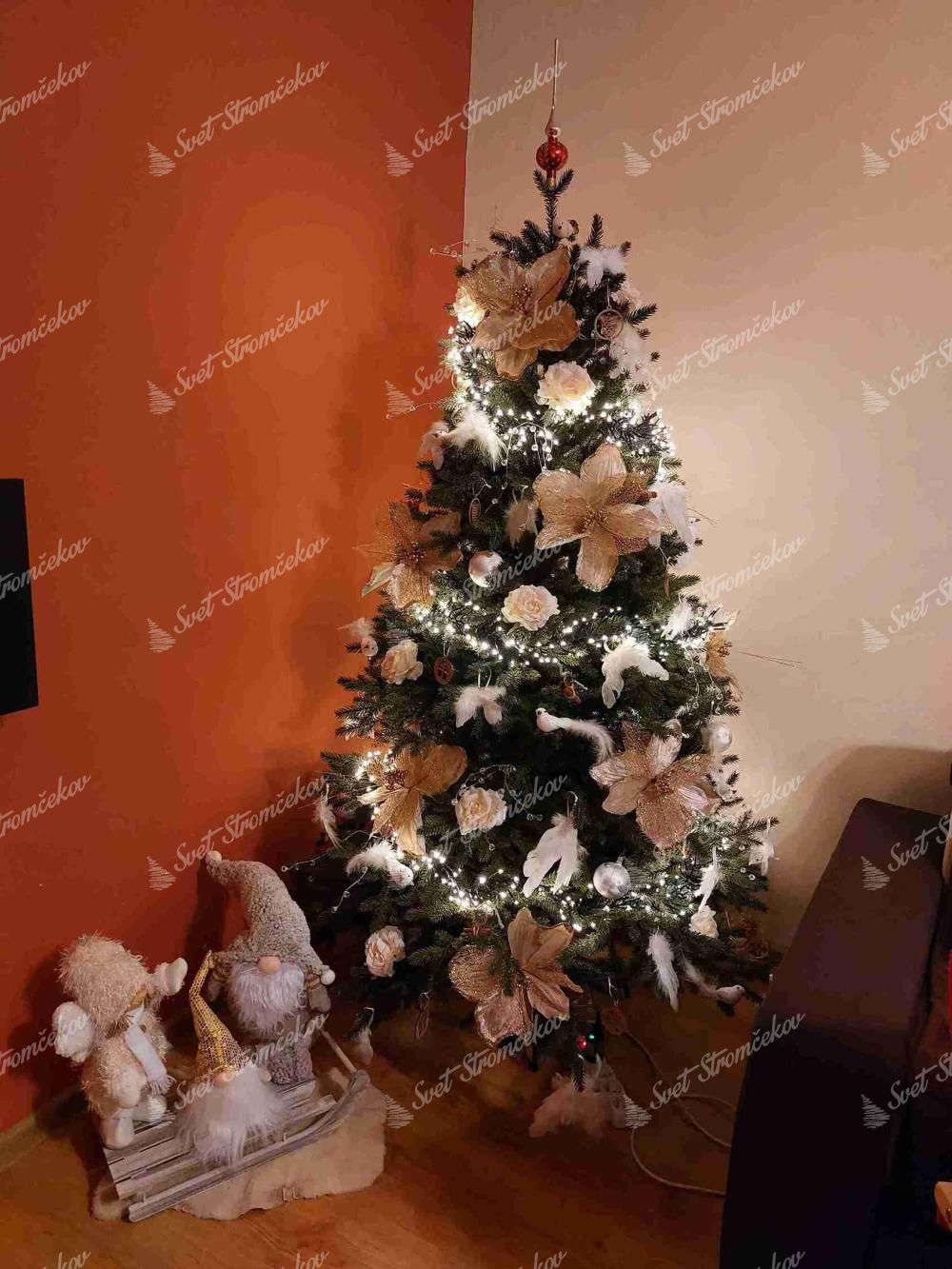 Umelý vianočný stromček FULL 3D Smrek Alpský 180cm, stromček je ozdobený bledoružovými a bielymi ozdobami