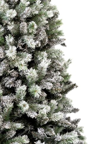 Künstlicher Weihanchtsbaum Weißkiefer. Der Baum hat schneebedeckte Äste.