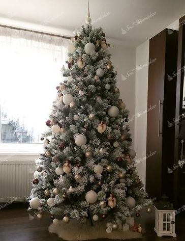 biely vianočný stromček Borovica Biela 240cm ozdobený bielymi vianočnými guľami