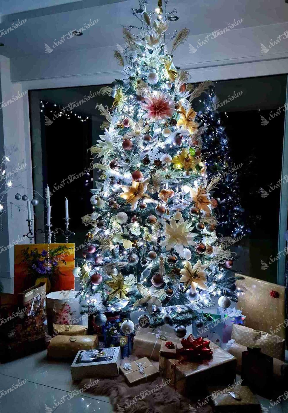 Umelý vianočný stromček Smrek Strieborný 250cm, stromček je husto ozdobený vianočnými ozdobami