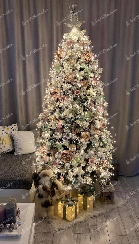 ozdobený vianočný stromček Borovica Biela Úzka 195cm