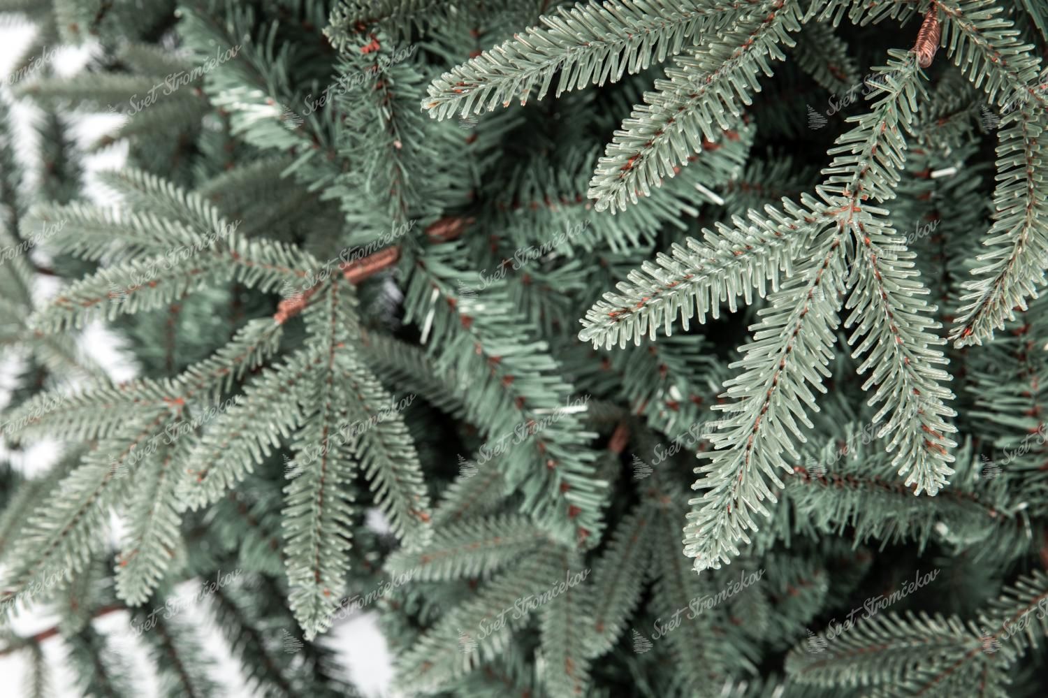 Umelý vianočný stromček 3D Jedľa Striebristá. Vianočný stromček tyrkysovo striebornej farby. Detail ihličia.