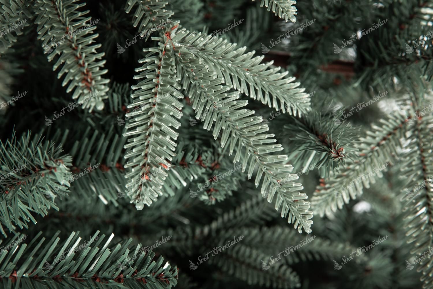Umelý vianočný stromček 3D Jedľa Striebristá. Vianočný stromček tyrkysovo striebornej farby. Detail ihličia.