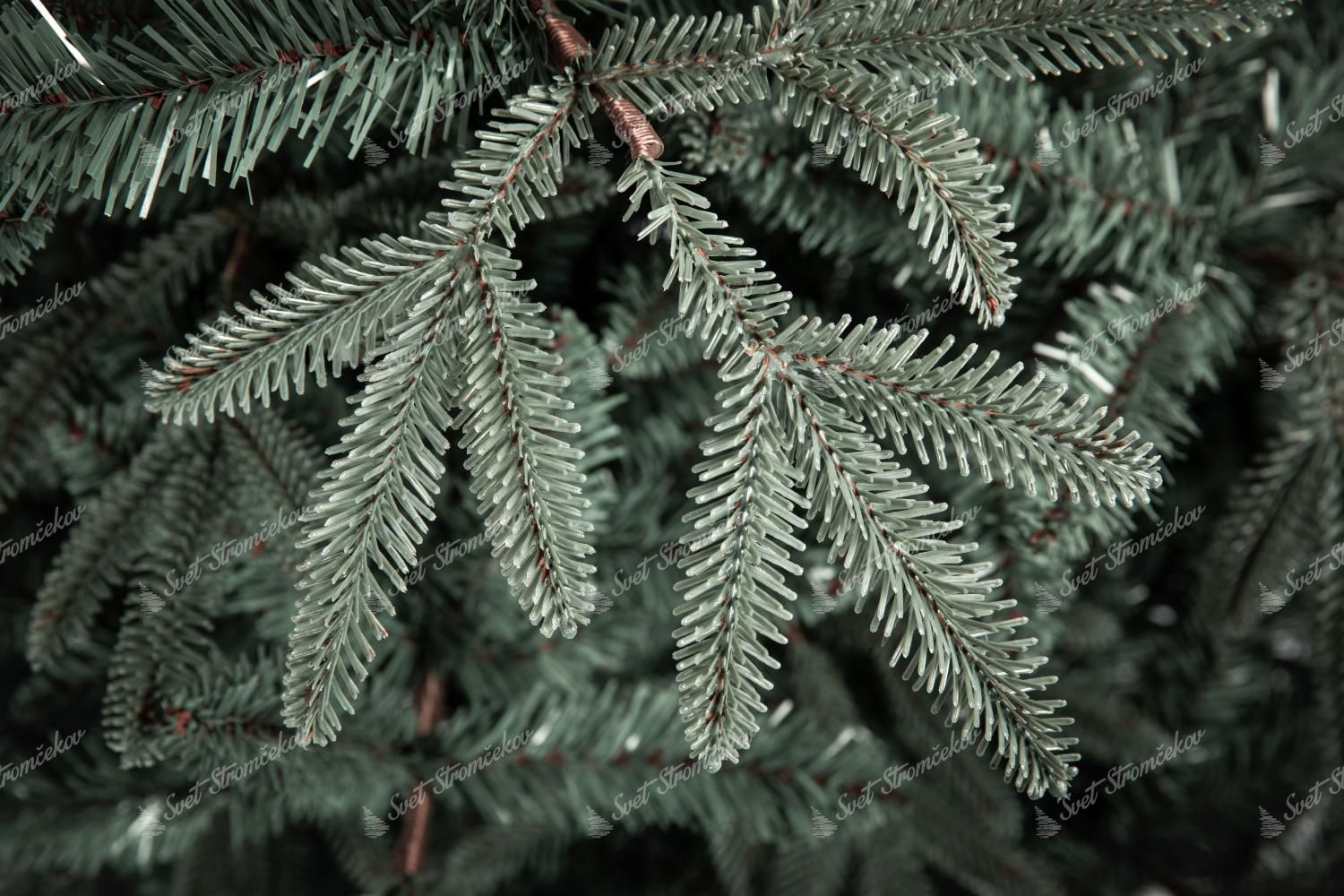 Umelý vianočný stromček 3D Jedľa Striebristá. Vianočný stromček tyrkysovo striebornej farby. Detail ihličia.
