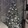 Künstlicher Weihnachtsbaum Nordische Fichte mit Kunstschnee 210cm ein verschneiter Weihnachtsbaum, geschmückt mit weißen und silbernen Ornamenten
