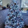 Künstlicher Weihnachtsbaum Weißkiefer LED 180cm Verschneiter Weihnachtsbaum mit weißen und rosa Verzierungen