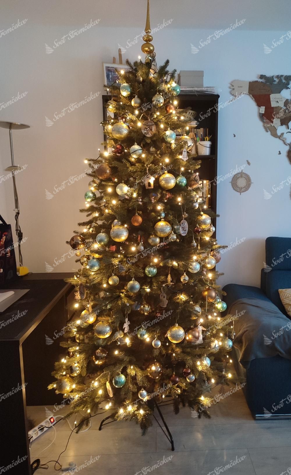 Umelý vianočný stromček 3D Smrek Úzky 210cm so zlatými vianočnými guľami a zlatým osvetlením