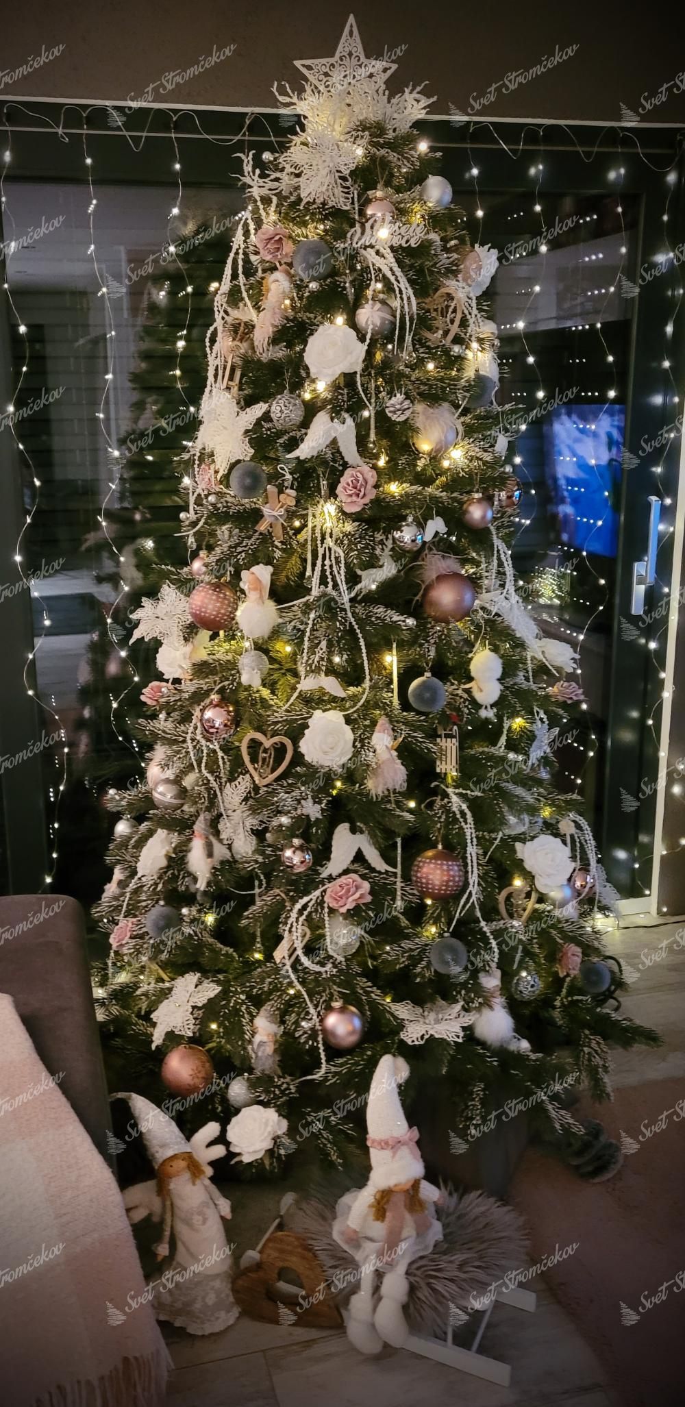 Künstlicher Weihnachtsbaum 3D Tränenkiefer mit Kunstschnee 210cm dekoriert mit rosa und weißen Weihnachtsornamenten