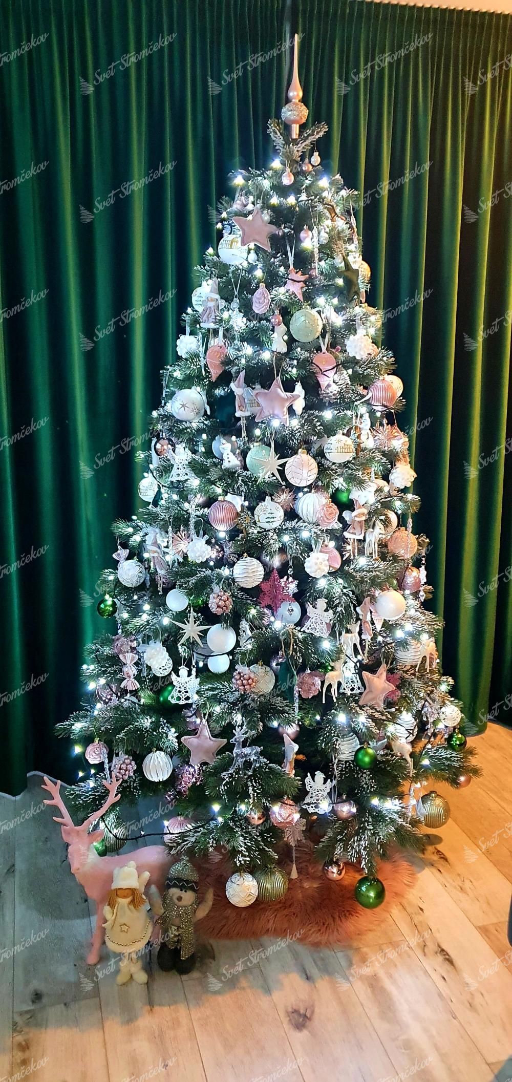 Künstlicher Weihnachtsbaum 3D Tränenkiefer mit Kunstschnee 210cm dekoriert mit rosa und weißen Weihnachtsornamenten