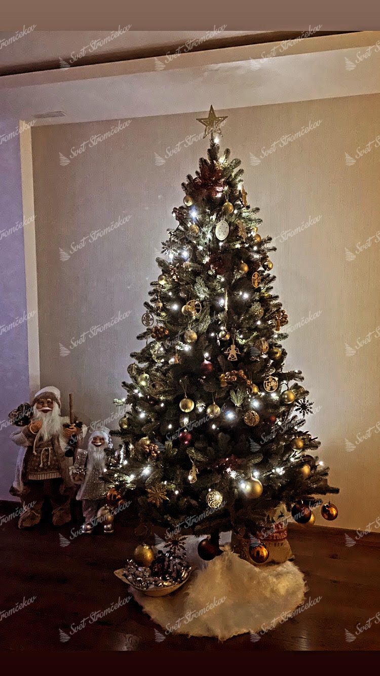 Umelý vianočný stromček 3D Jedľa Kanadská 210cm so zlatými vianočnými ozdobami