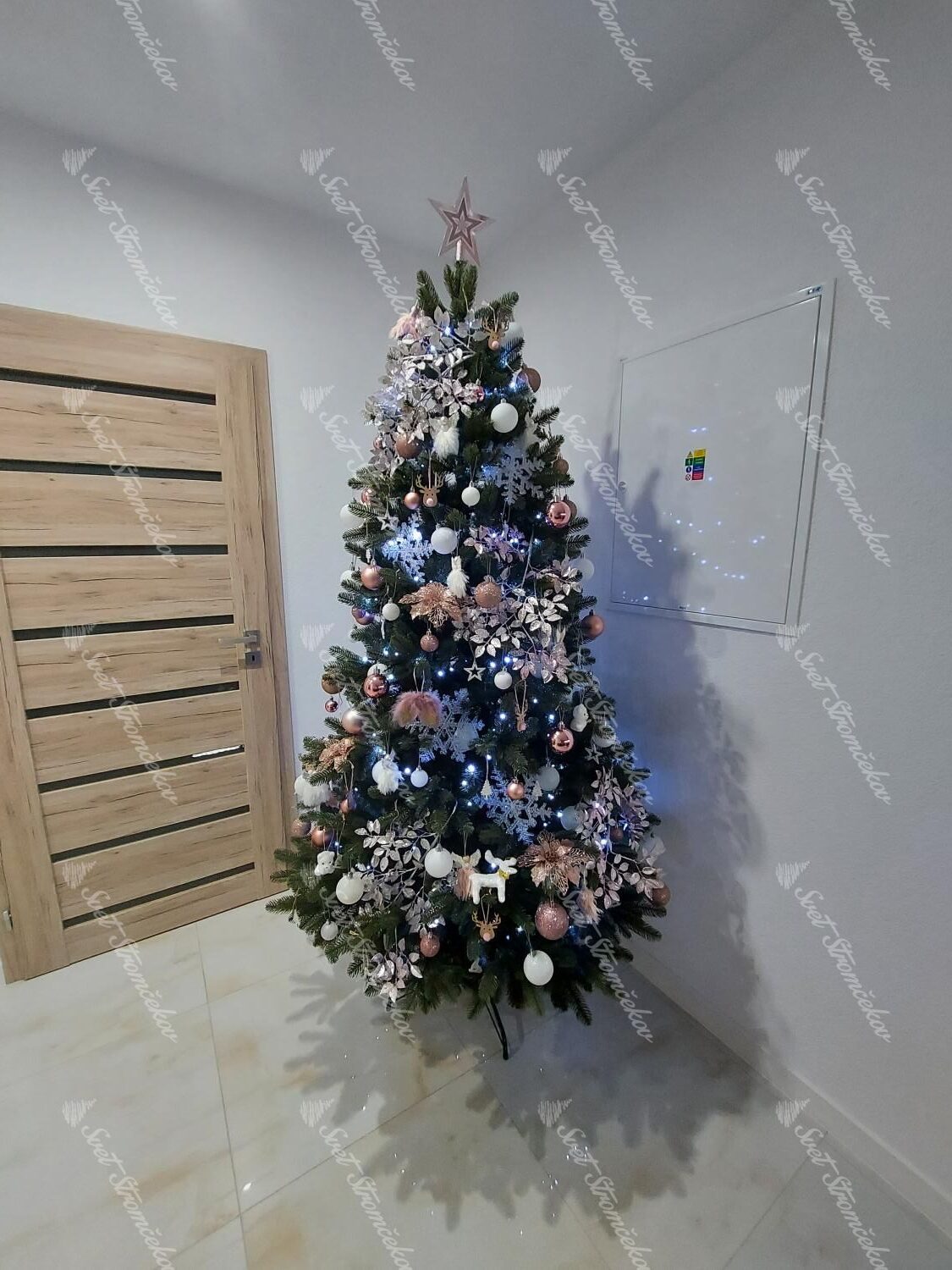 Umelý vianočný stromček 3D Jedľa Kanadská 210cm s bielymi a ružovými vianočnými ozdobami