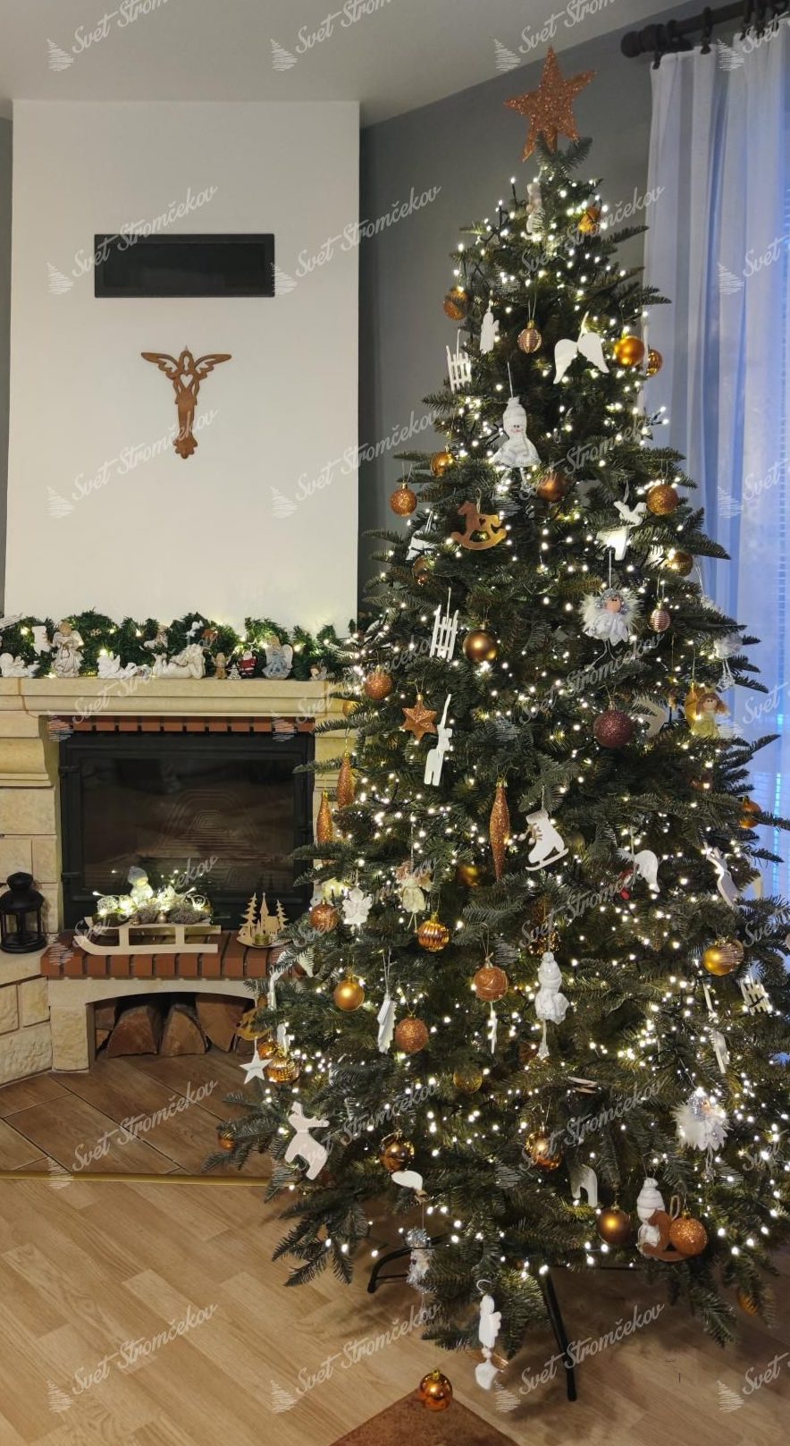 Umelý vianočný stromček 3D Jedľa Normandská 210cm s bielymi a zlatými vianočnými ozdobami