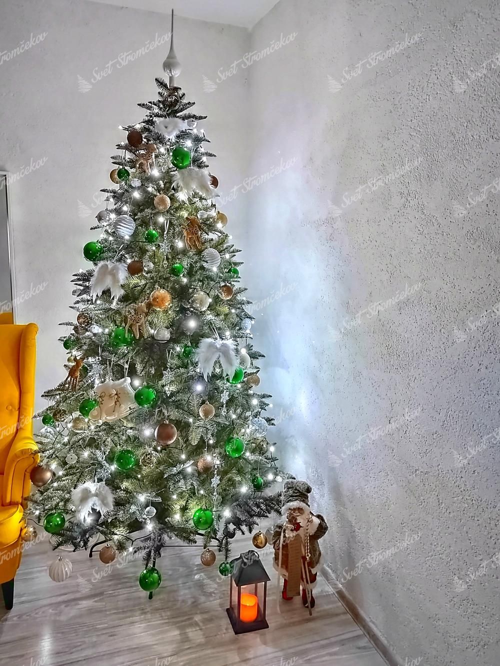 Umelý vianočný stromček 3D Jedľa Normandská 210cm s bielymi a zelenými vianočnými ozdobami