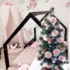 Künstlicher Weihnachtsbaum 3D mini Fichte 60cm LED30, ein kleiner Weihnachtsbaum, geschmückt mit rosafarbenem Weihnachtsschmuck, der auf einem Regal steht