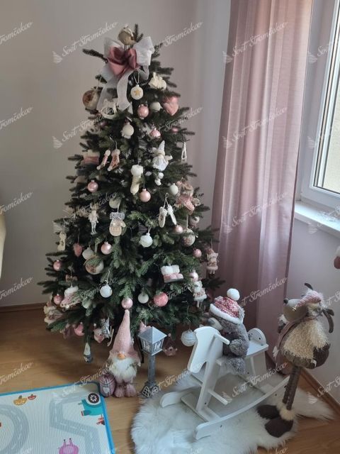 Künstlicher Weihnachtsbaum 3D Alpenfichte 180cm grüner Weihnachtsbaum, geschmückt mit weißem und rosa Weihnachtsschmuck