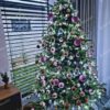 Künstlicher Weihnachtsbaum 3D Fichte exclusiv 210 grüner Weihnachtsbaum, geschmückt mit lila und rosa Weihnachtsschmuck