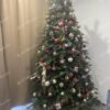 Künstlicher Weihnachtsbaum 3D Bergfichte 240cmgrüner Weihnachtsbaum, geschmückt mit rotem und goldenem Weihnachtsschmuck
