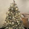 Künstlicher Weihnachtsbaum 3D Königsfichte 150cm verschneiter Weihnachtsbaum, geschmückt mit rosa, silbernem und weißem Weihnachtsschmuck, mit warmer weißer Beleuchtung