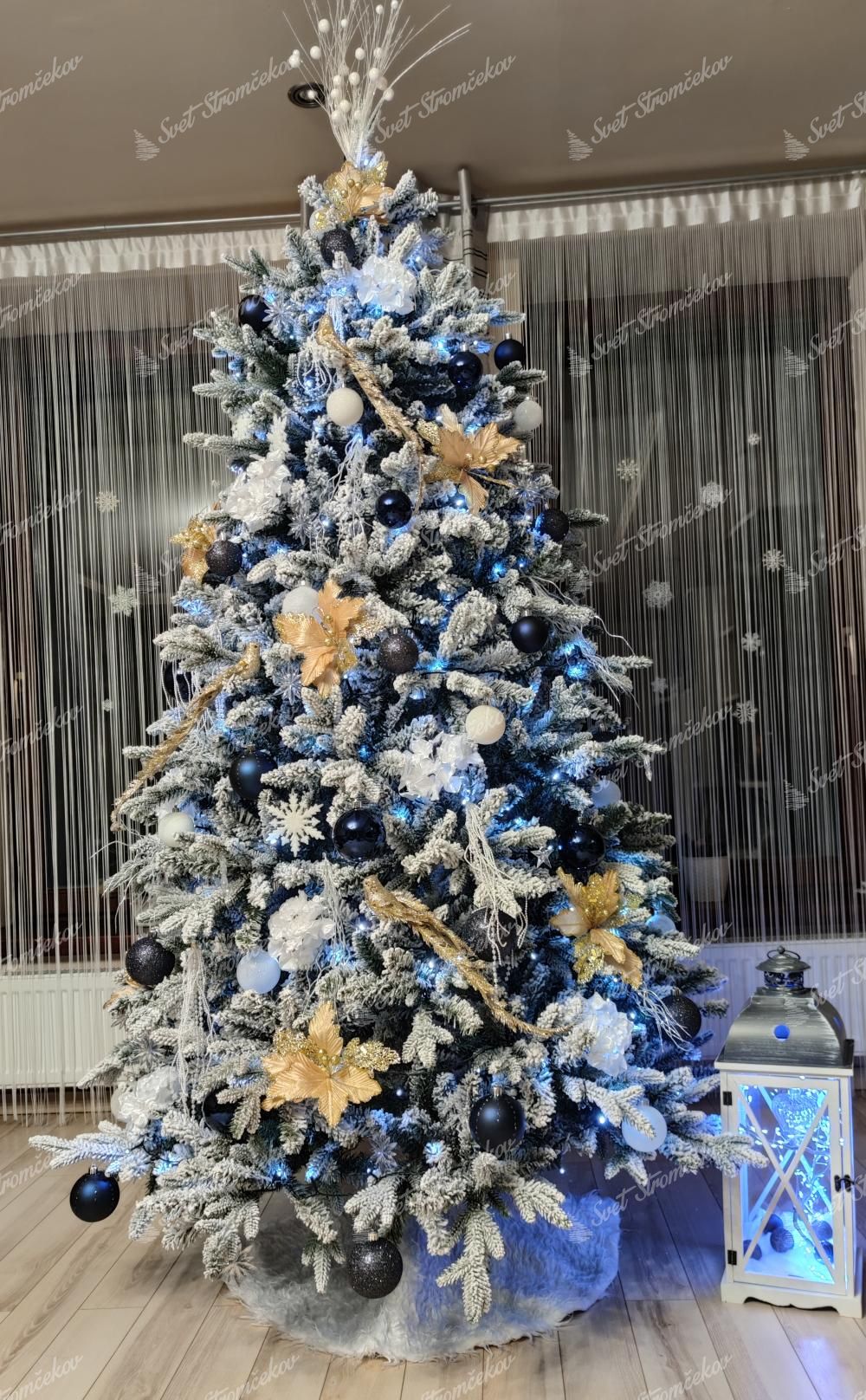 Umelý vianočný stromček 3D Smrek Kráľovský 240cm s čiernymi a zlatými vianočnými ozdobami