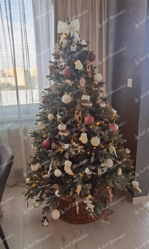 Umelý vianočný stromček 3D Smrek Ľadový 180cm s bielymi a hnedými vianočnými ozdobami vsadený do prúteného košíka