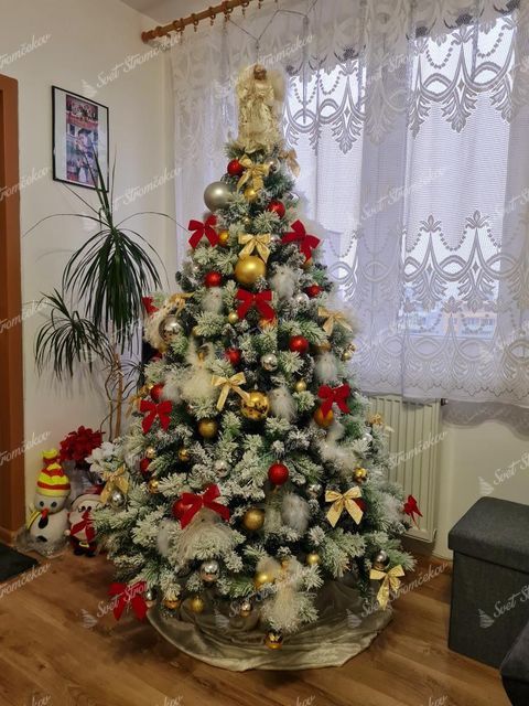 Umelý vianočný stromček Borovica Biela 180cm s červenými a zlatými vianočnými ozdobami