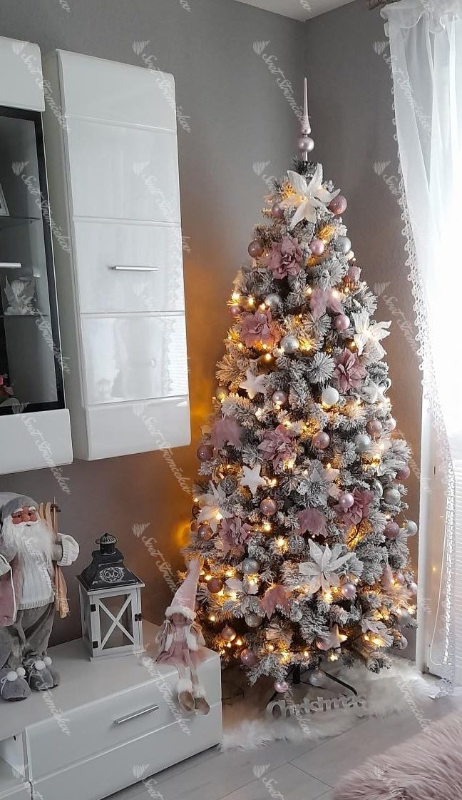Künstlicher Weihnachtsbaum Weisskiefer schmal 195cm mit weißem und rosafarbenem Weihnachtsschmuck und warmweißer Beleuchtung geschmückt