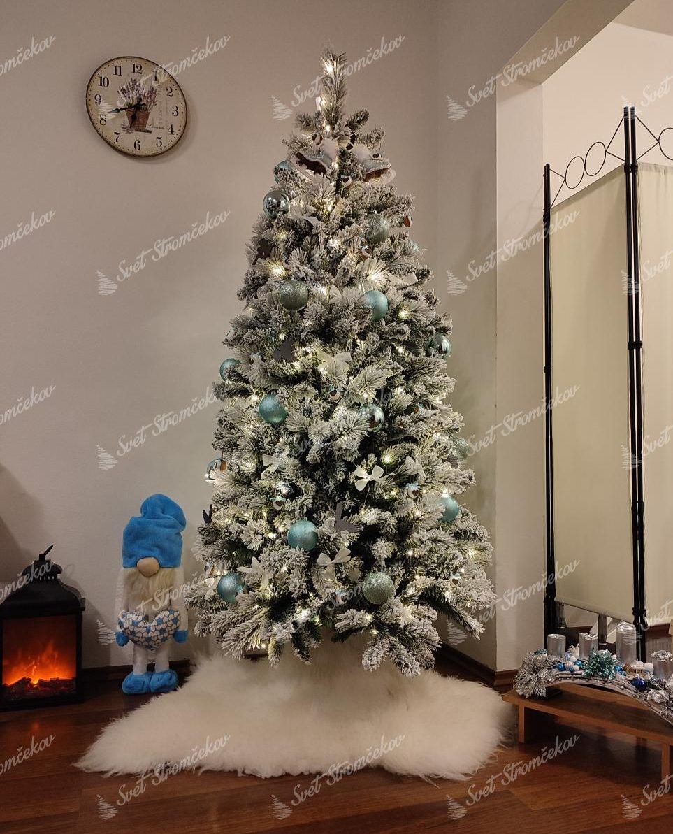 Künstlicher Weihnachtsbaum Weisskiefer schmal 195cm dekoriert mit silbernem und mintfarbenem Weihnachtsschmuck und warmweißer Beleuchtung