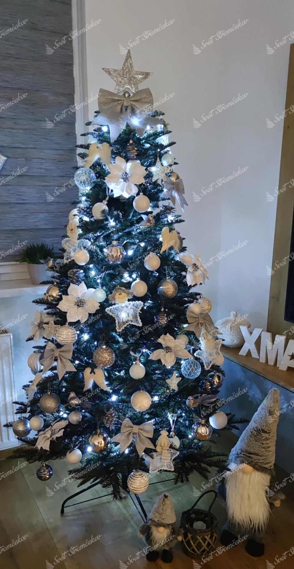 Umelý vianočný stromček FULL 3D Jedľa Normandská 180cm s bielymi vianočnými ozdobami