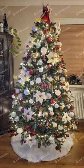 Umelý vianočný stromček FULL 3D Smrek Alpský 210cm s bielymi a červenými vianočnými ozdobami