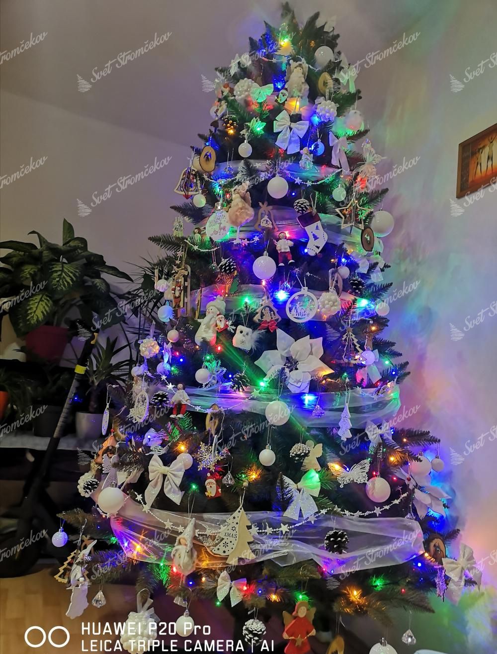 Künstlicher Weihnachtsbaum Nordische Fichte 250cm geschmückt mit weißem Weihnachtsschmuck und farbiger Beleuchtung