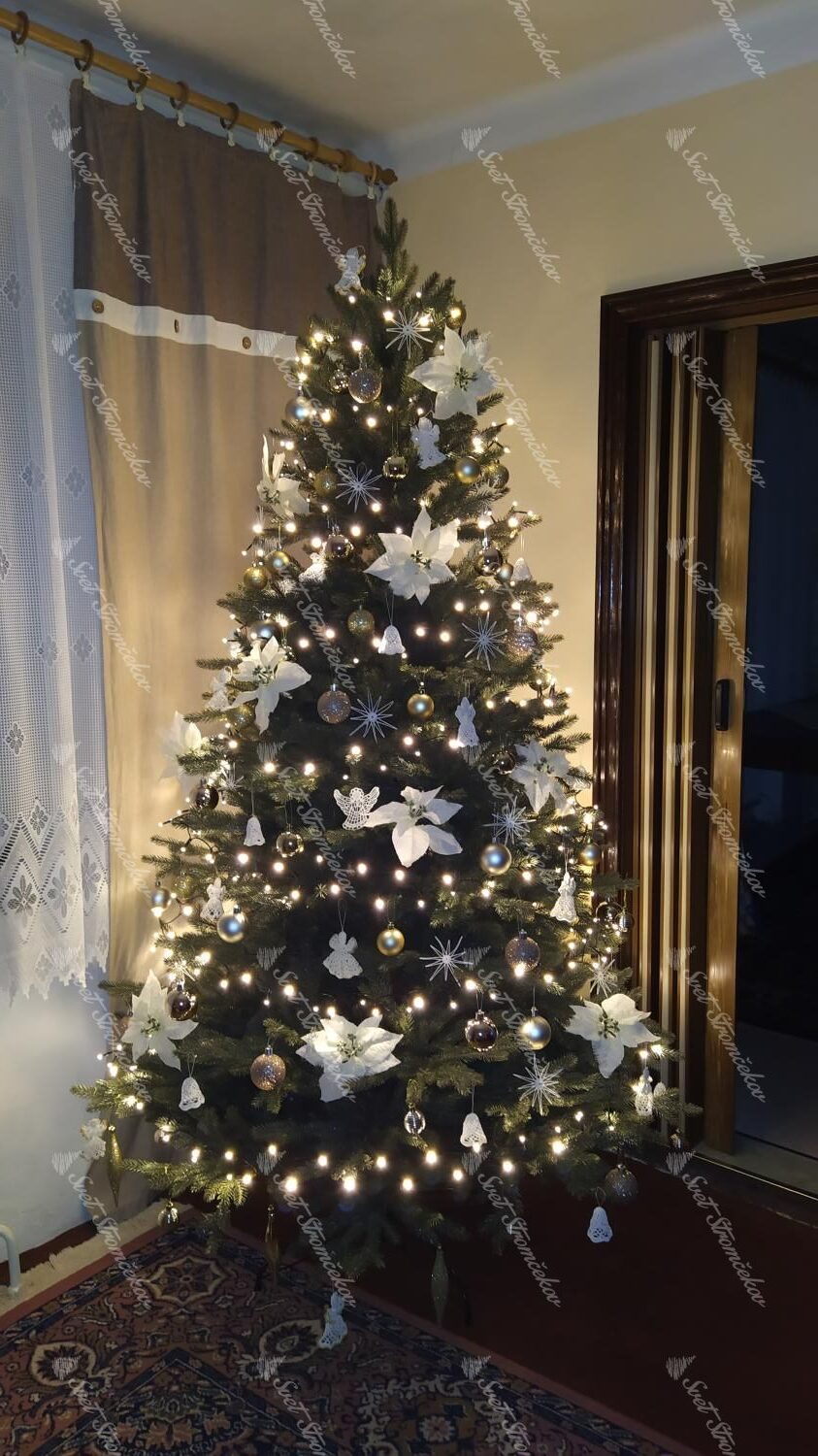 Umelý vianočný stromček FULL 3D Smrek Alpský 210cm s bielymi vianočnými ozdobami