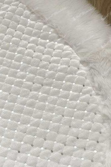 Biely koberec pod stromček s kožušinou