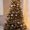 Dunkelgrüner künstlicher Weihnachtsbaum, geschmückt mit weißem und rosa Weihnachtsschmuck, im Wohnzimmer