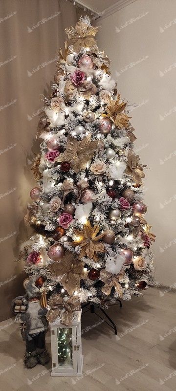 Künstlicher geschmückter Weihnachtsbaum Weisskiefer Schmal 195cm verschneiter Weihnachtsbaum mit weiß-goldenem und silbernem Weihnachtsschmuck