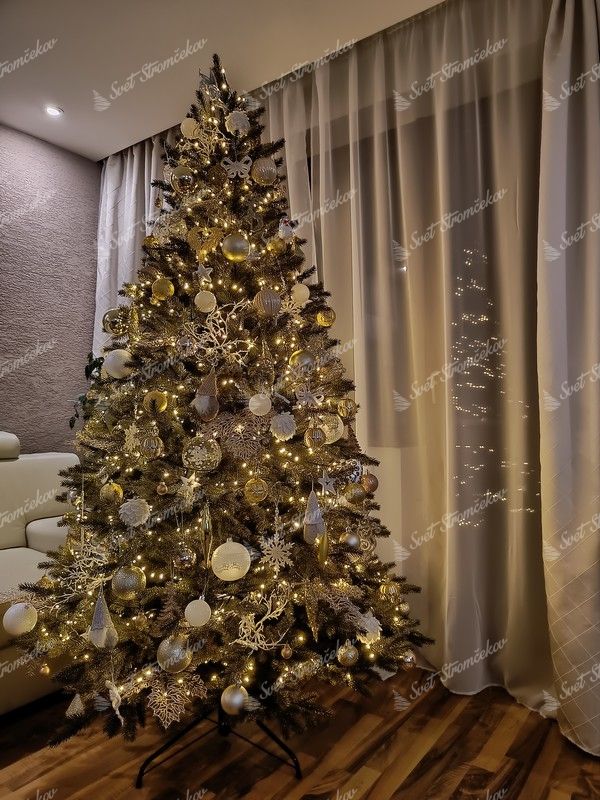 Full 3D umelý vianočný stromček s bielo-zlatými ozdobami s teplým bielym osvetlením.