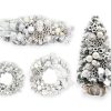 Verschneite geschmückte Weihnachtsdekorationen Silber-Weiß, sind mit weißem und silbernem Weihnachtsschmuck und einer Schleife verziert