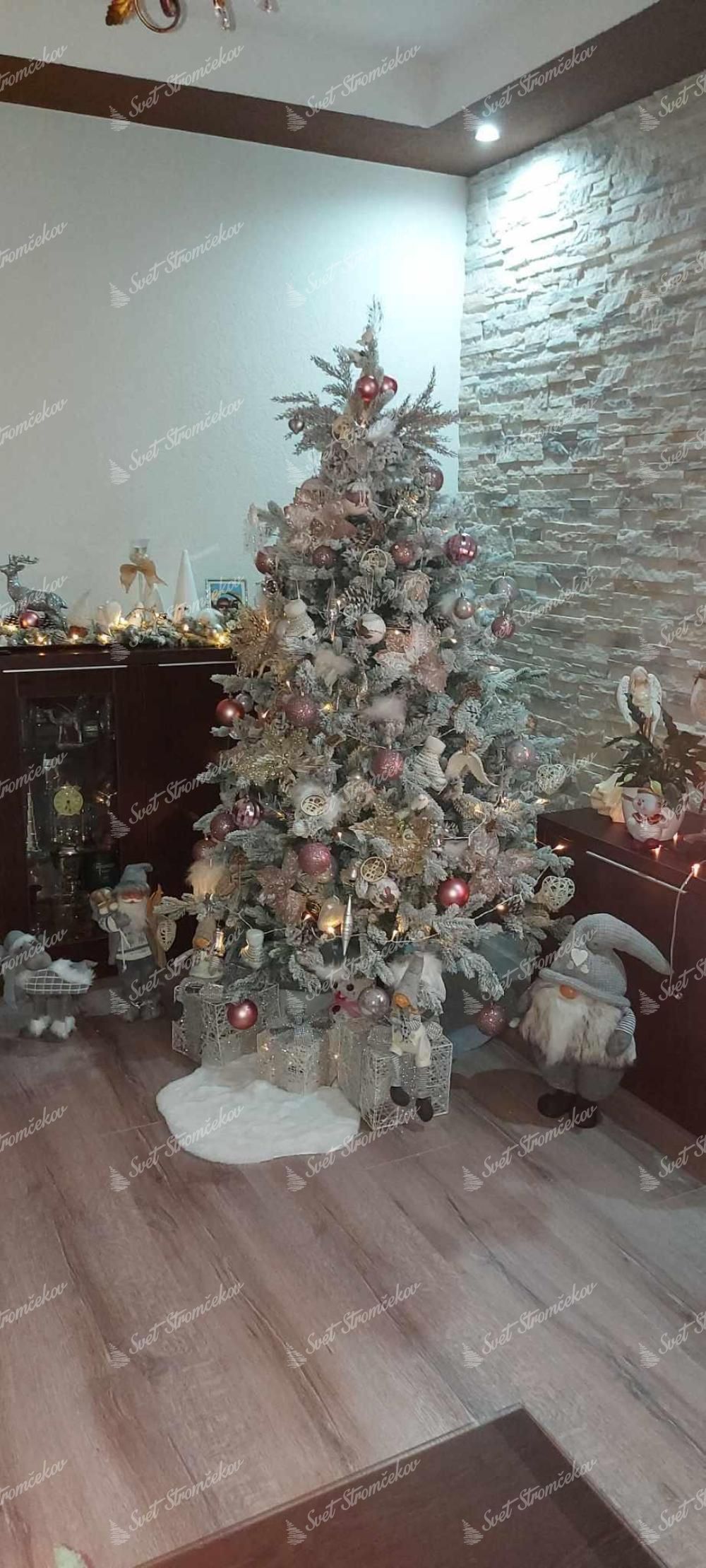 Umelý vianočný stromček 3D Smrek Polárny 180cm, stromček je ozdobený bielmyi a ružovými a bielymi vianočnými ozdobami