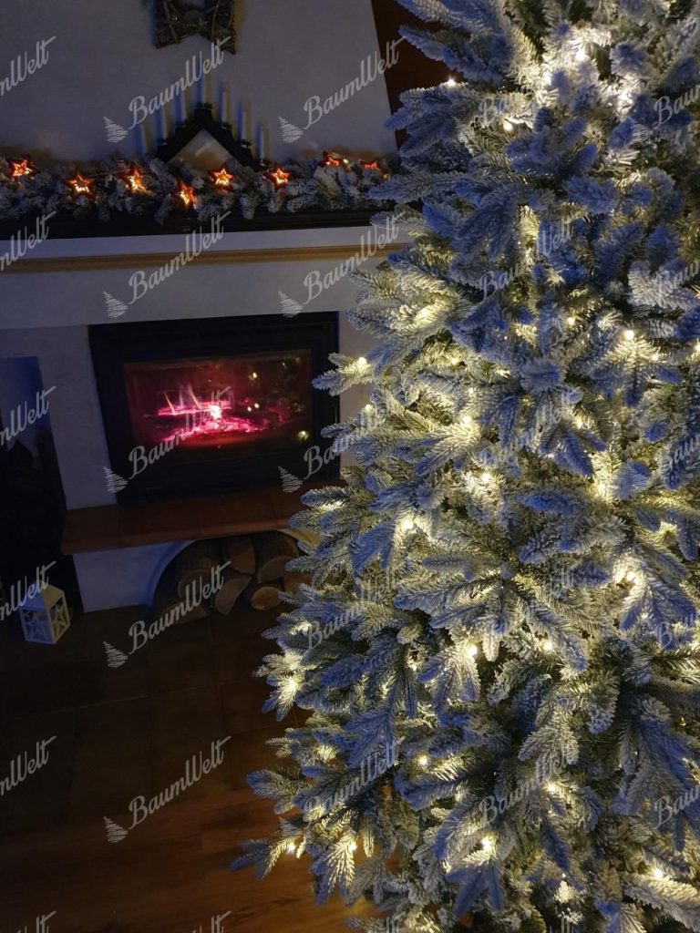 Künstlicher Weihnachtsbaum 3D Königsfichte mit LED-Beleuchtung, Er hat dicht schneebedeckte Äste und eine gedrehte LED-Beleuchtung