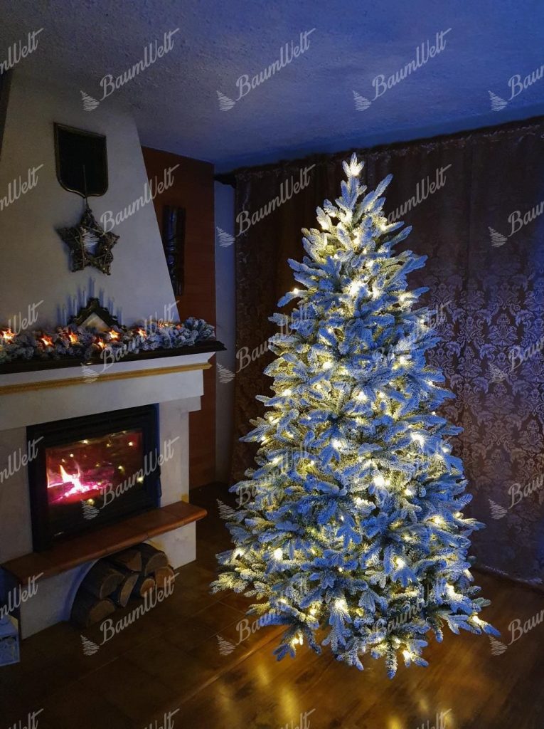 Künstlicher Weihnachtsbaum 3D Königsfichte mit LED-Beleuchtung, Er hat dicht schneebedeckte Äste und eine gedrehte LED-Beleuchtung