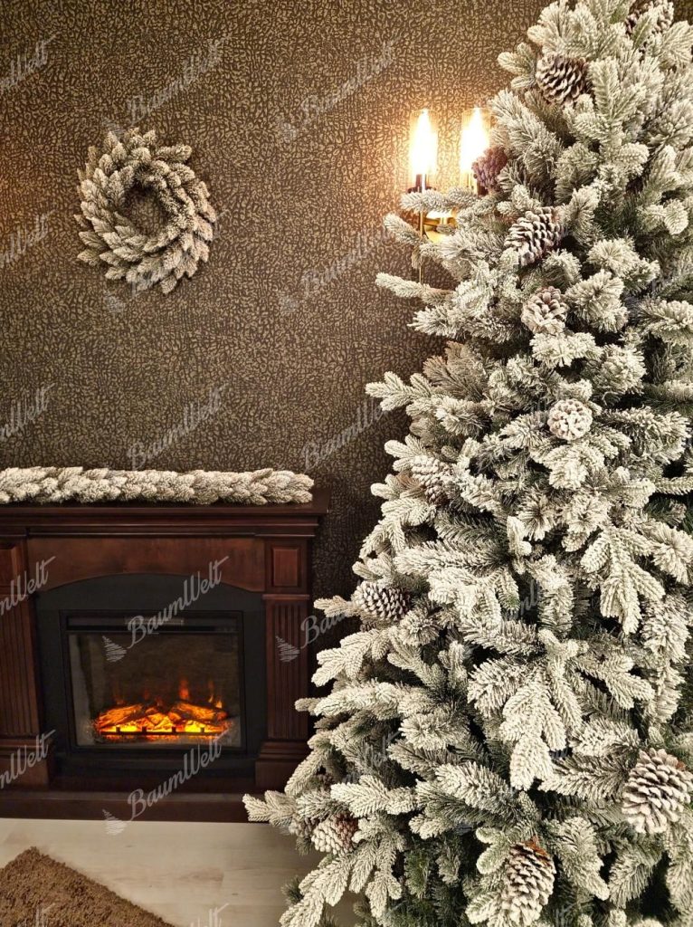 Künstlicher Weihnachtsbaum 3D Polarfichte, Er hat dicht verschneite Zweige, die mit Zapfen verziert sind