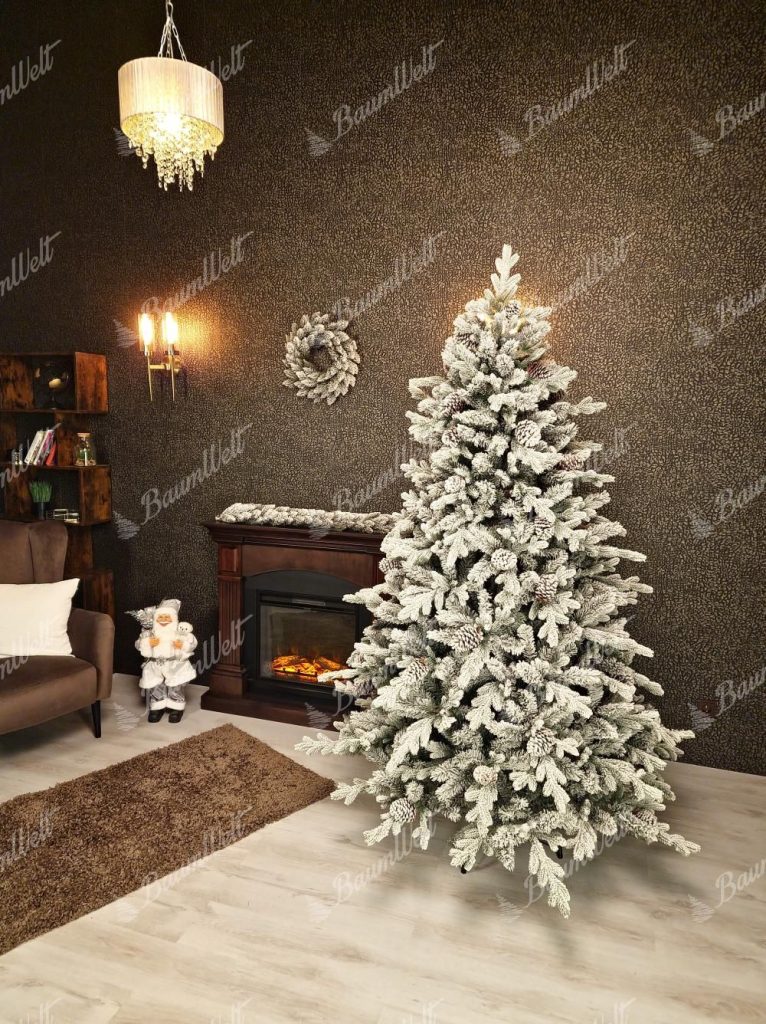 Künstlicher Weihnachtsbaum 3D Polarfichte, Er hat dicht verschneite Zweige, die mit Zapfen verziert sind