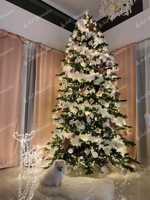 Umelý vianočný stromček 3D Smrek Exkluzívny 270cm, vysoký stromček má zelené ihličie a je ozdobený bielymi a ružovými ozdobami