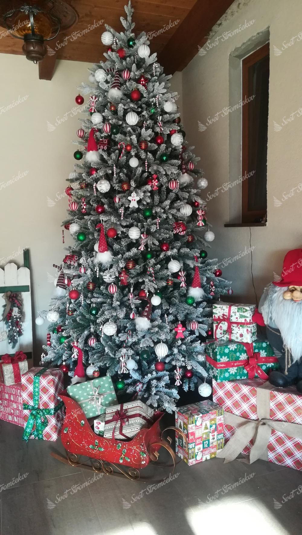 Umelý vianočný stromček 3D Smrek Kráľovský 270cm, stromček má husto zasnežené vetvičky a je ozdobený červenými a bielymi ozdobami