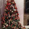 Künstlicher Baum 3D Tanne Charmant 210cm, ist mit roten und goldenen Verzierungen verziert