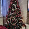 Künstlicher Baum 3D Tanne Charmant 210cm, ist mit roten und weißen Verzierungen verziert
