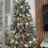 Künstlicher Weihnachtsbaum 3D Eisfichte Schmal 180cm, ist mit grünen und weißen Verzierungen geschmückt